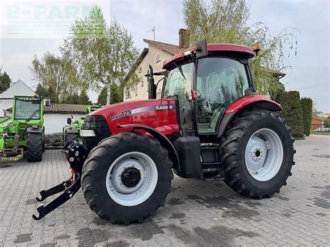 Traktor Case IH MXU 125 (2005) na tle pola