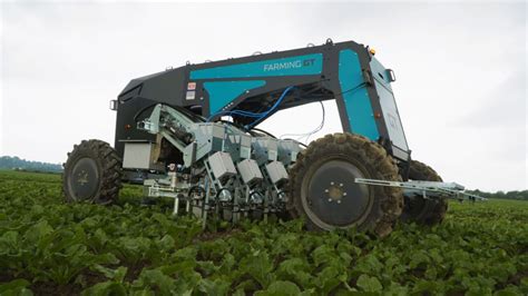 Robot autonomiczny Farming GT podczas pracy w polu