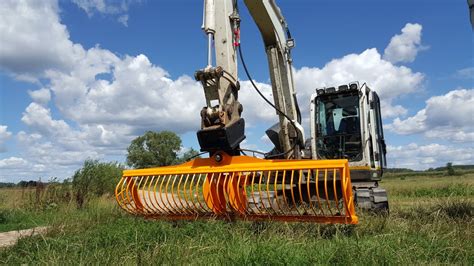 Zdjęcie łyżki koszącej Landreus zamontowanej na koparko-ładowarce