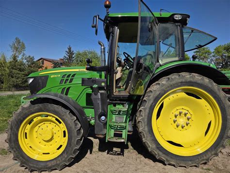 Ciągnik John Deere 3200 wystawiony na sprzedaż, widok z przodu