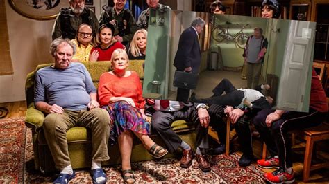 Zdjecie Ferdka Kiepskiego i Waldka Kiepskiego oglądających telewizor w salonie, symbolizujące typowy klimat serialu