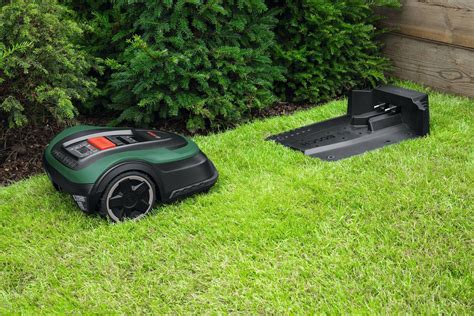 Robot koszący Bosch Indego Connect na trawniku