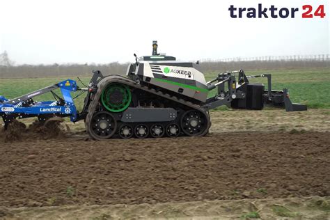 Autonomiczny ciągnik Agxeed podczas pracy w polu