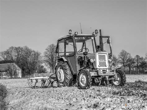 Zdjęcie ciągnika Fiat 880 pracującego w polu