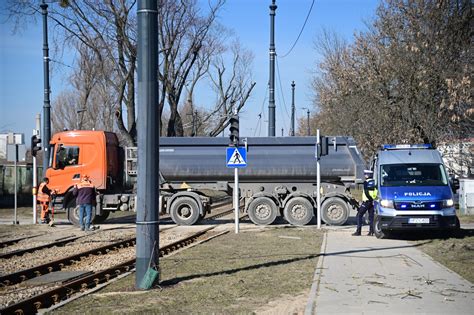 Zdarzenie w Tarnobrzegu: wywrotka uszkodziła trakcję kolejową, widoczne uszkodzenia opony
