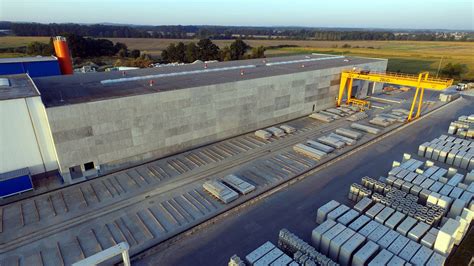 Widok na nowoczesny zakład produkcyjny prefabrykatów betonowych ZPB Kaczmarek w Rawiczu