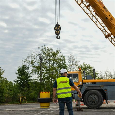 Operator żurawia samojezdnego podczas pracy