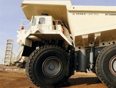 Zdjęcie pracownika w kopalni w Albercie, Kanada, obok ciężarówki Terex 6300AC 