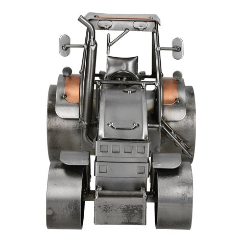 Metalowa figurka ciągnika rolniczego John Deere z widocznymi detalami i charakterystyczną zielono-żółtą kolorystyką