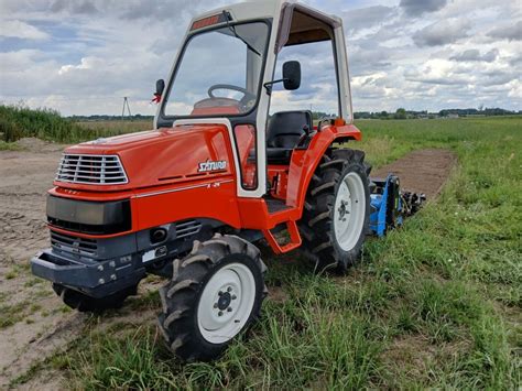 Mini traktorek z glebogryzarką separacyjną w trakcie pracy