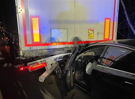 zdjęcie z miejsca zderzenia samochodu ciężarowego DAF z Audi w Woli Rzędzińskiej