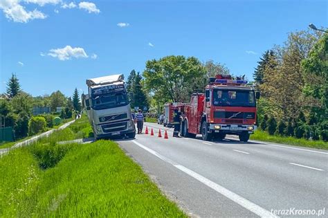 zdjęcie cysterny, która zsunęła się do rowu i leży na boku, w tle służby ratunkowe