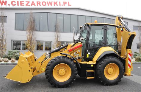 Tematyczne zdjęcie koparko-ładowarki Cat w akcji