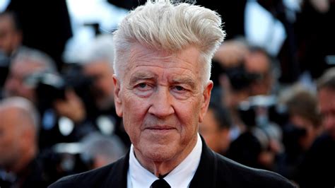 David Lynch w charakterystycznej pozie, omawiający scenariusz