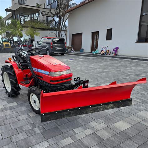 mini traktorek z pługiem śnieżnym