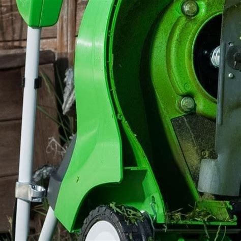 zdjęcie kosiarki elektrycznej Viking ME 545 w ogrodzie