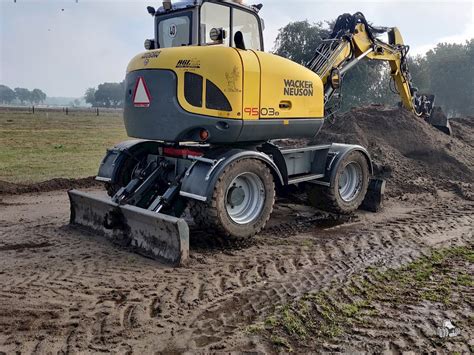 Zdjęcie koparki kołowej Wacker Neuson 9503 w ruchu