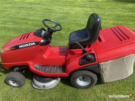 Traktorek ogrodowy Honda z różnymi akcesoriami