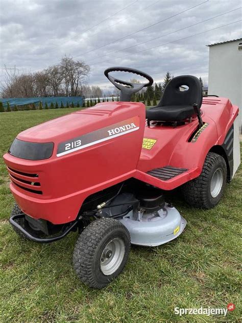 Traktorek Honda z podczepioną przyczepą