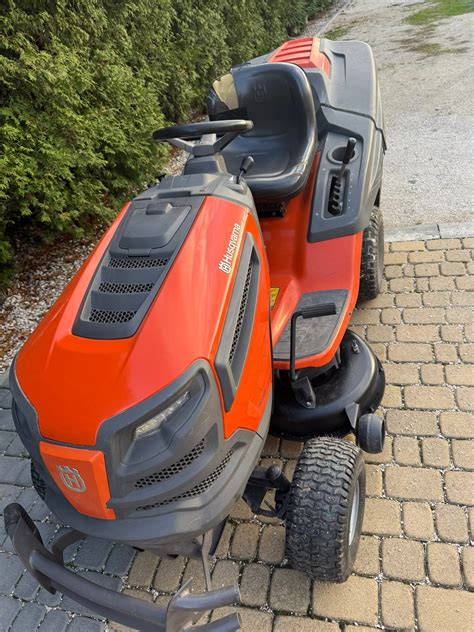 Zdjęcie przedstawiające ciągnik kosiarkę z napędem 4x4 i przegubową konstrukcją