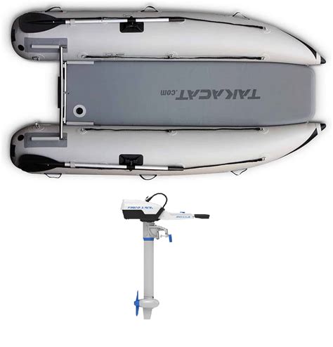 Zdjęcie pontonu katamaranowego TakaCat w akcji, prezentujące jego stabilność