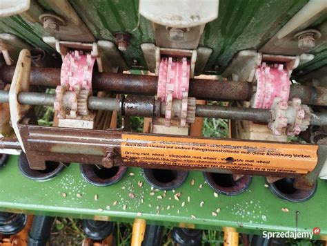 Zdjecie przedstawiające mechanizm znaczników ścieżek technologicznych w siewniku.