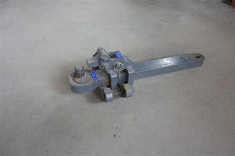 Schemat różnych typów zaczepów: automatycznego, kulowego (Piton-fix) i hydraulicznego (Hitch)