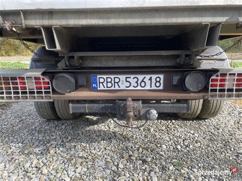 Wywrotka z plandeką zabezpieczającą ładunek