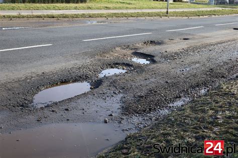 Zdjęcie przedstawiające remont cząstkowy nawierzchni asfaltowej
