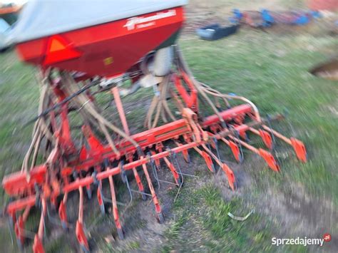 Siewnik Kverneland Accord Pneumatic DA w pracy z agregatem