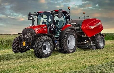 Ciągnik Case IH pracujący na polu w krajobrazie Lubelszczyzny
