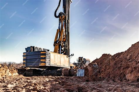 Wiertnica Soilmec SM-28 podczas pracy na budowie