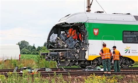 Infografika przedstawiająca statystyczne przyczyny wypadków na niestrzeżonych przejazdach kolejowych z udziałem maszyn rolniczych