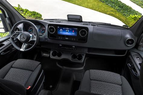 Widok ogólny modelu Mercedes-Benz Sprinter w wersji nadwoziowej Van