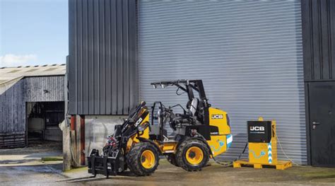 Zdjęcie przedstawiające różne modele koparko-ładowarek JCB w pracy na placu budowy