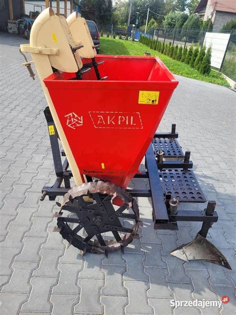 Sadzarka Akpil Planter dwurzędowa w akcji, sadzenie ziemniaków na polu