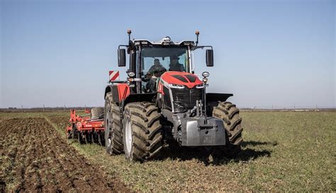 zdjęcie ciągnika Massey Ferguson w pracy polowej