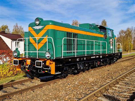 Zdjęcie lokomotywy SM42 w trakcie prac modernizacyjnych na terenie stacji kolejowej