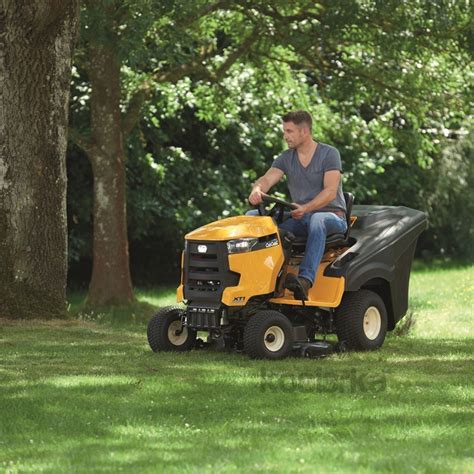 Wielosezonowe zastosowania traktorka Cub Cadet XT1 OR106 (odśnieżanie, koszenie)