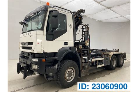 Zdjęcie techniczne wywrotki IVECO Trakker 6x6 w pełnym profilu
