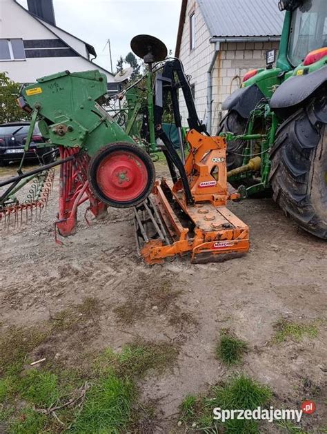 Tematyczne zdjęcie przedstawiające agregat uprawowo-siewny w pracy na polu