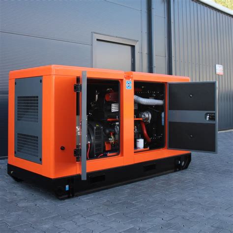 zdjęcie agregatu prądotwórczego JCB 7.9kW w trakcie pracy