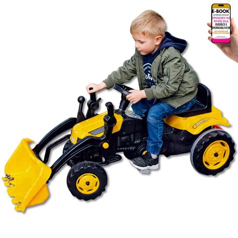 Mini traktor z zamontowaną przednią łyżką