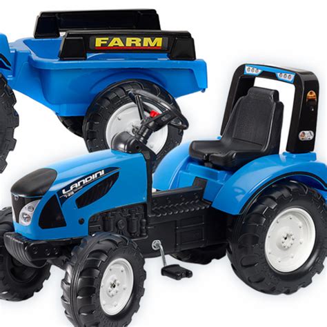niebieski traktor na pedały Falk Landini Seria 7 z przyczepą, pokazujący jego detale i skalę dla dziecka