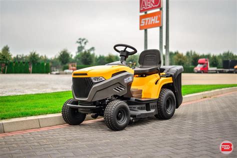 Traktor ogrodowy podczas koszenia trawnika