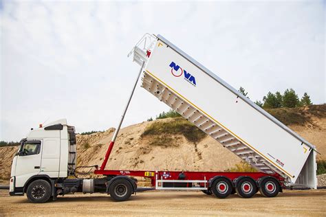Schemat prawidłowego zabezpieczenia naczepy typu wywrotka plandeką podczas transportu materiałów sypkich