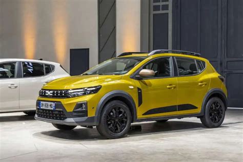 Widok boczny Dacii Sandero Stepway w kolorze Żółty Amber, podkreślający crossoverowy styl