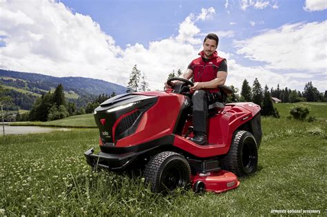 Zestawienie różnych modeli traktorków ogrodowych Snapper w ogrodzie