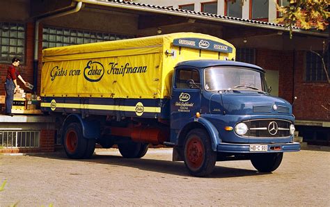 Historyczne zdjęcie ciężarówki Mercedes-Benz z serii L z klasyczną kabiną za silnikiem