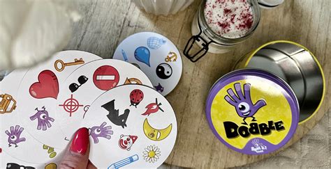 Karty z gry Dobble z różnymi symbolami